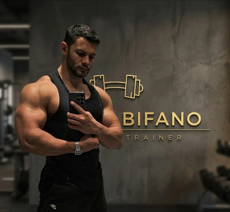 Samuel Bifano, personal trainer, em fotografia original na academia